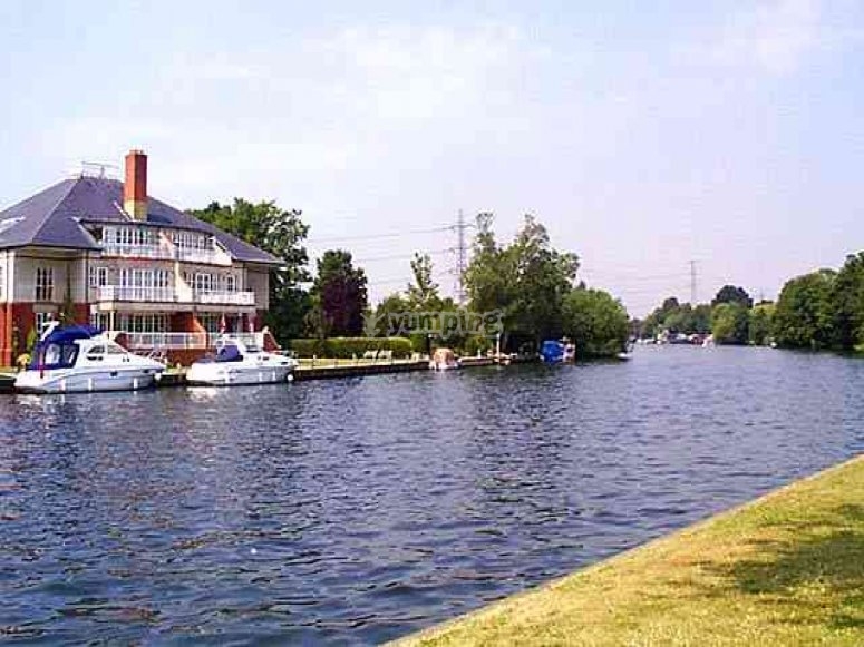 Chertsey Meads Marine, prices and bookings 2024